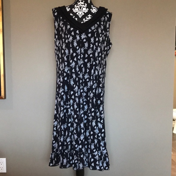 Flattering black and white flowy dress with double flap v neck collar. - Picture 2 of 15